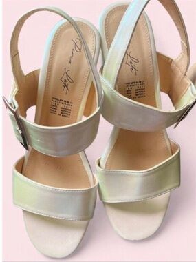PEREZ LETE SIZE 24.5 (24 1/2) STYLE # 3965 Iridescent cream block heel sanda